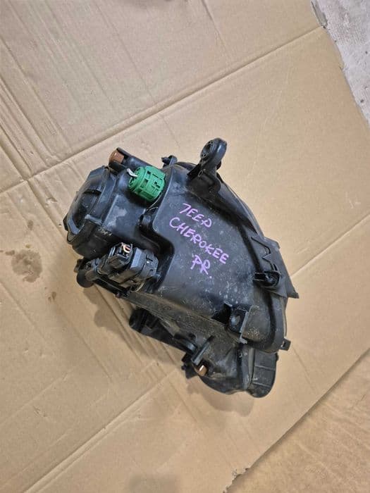 Jeep Cherokee KL lampa przednia prawa.