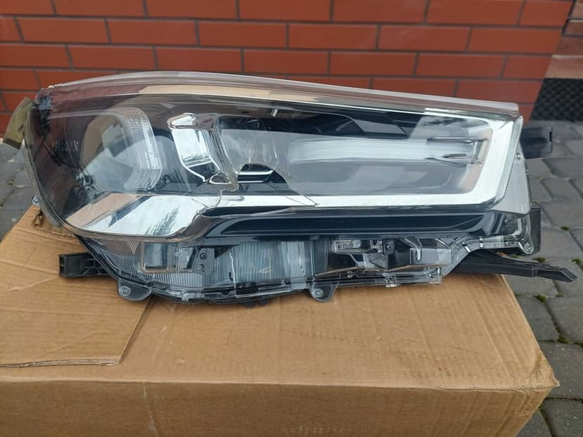 Lampa Przednia Prawa TOYOTA HILUX VIII 8 LIFT 2020- Europa