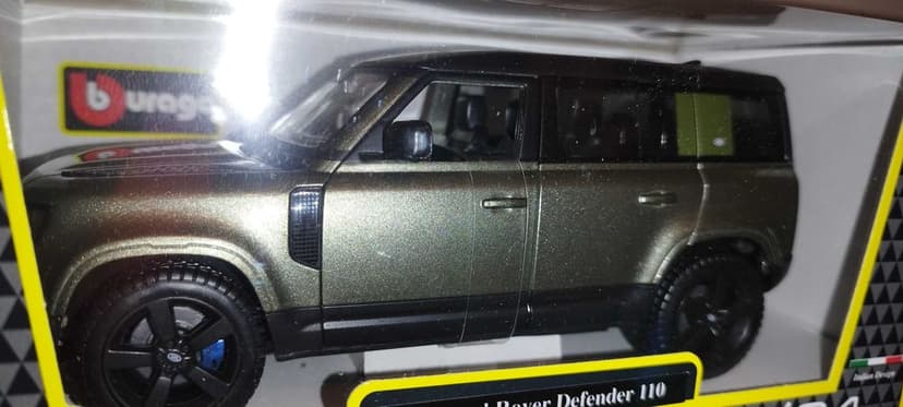 Bburago Land Rover Defender Green 2022r, skala 1:24.