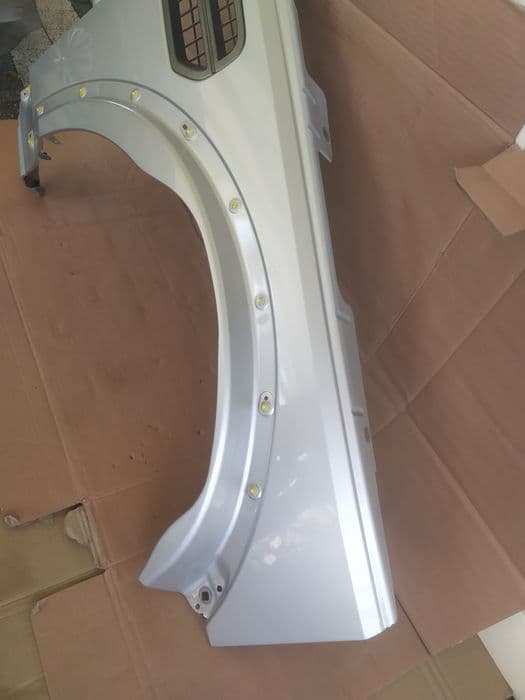 Błotnik prawy przód przedni Land Rover Discovery III w kolor