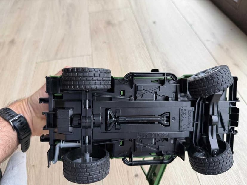 bruder land rover defender