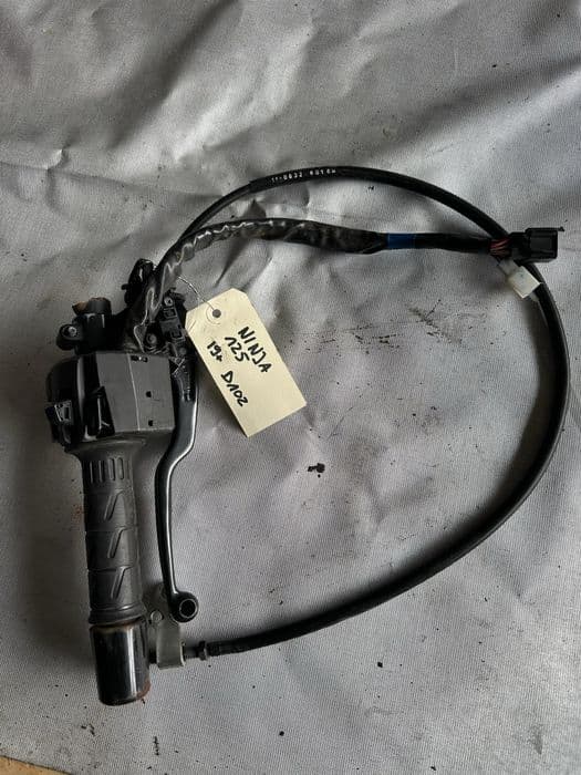 Przełącznik świateł linka sprzęgła Kawasaki Ninja 125