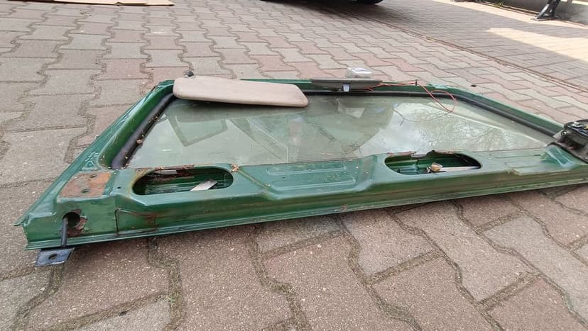 Suzuki Samurai Samuraj przednia ramka z mechanizmem wycieraczek
