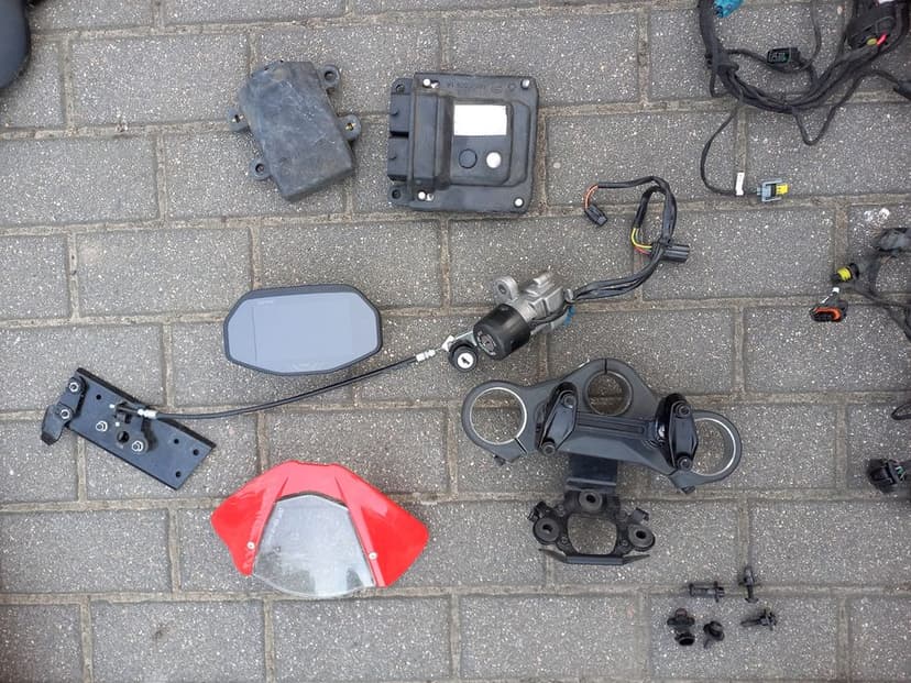 Ducati monster 937 silnik oś