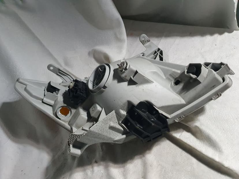 Lampa Lewa Toyota Hilux Europa przednia