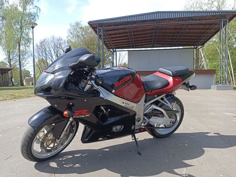 Suzuki gsxr k1 750