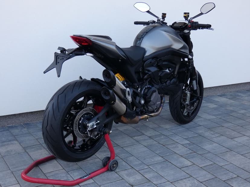 Ducati Monster 937 z 2022 roku - bardzo ładny z dodatkami