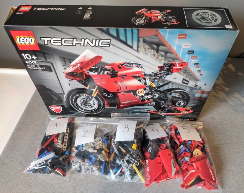 Lego Technic 42107 Ducati Panigale V4 R
