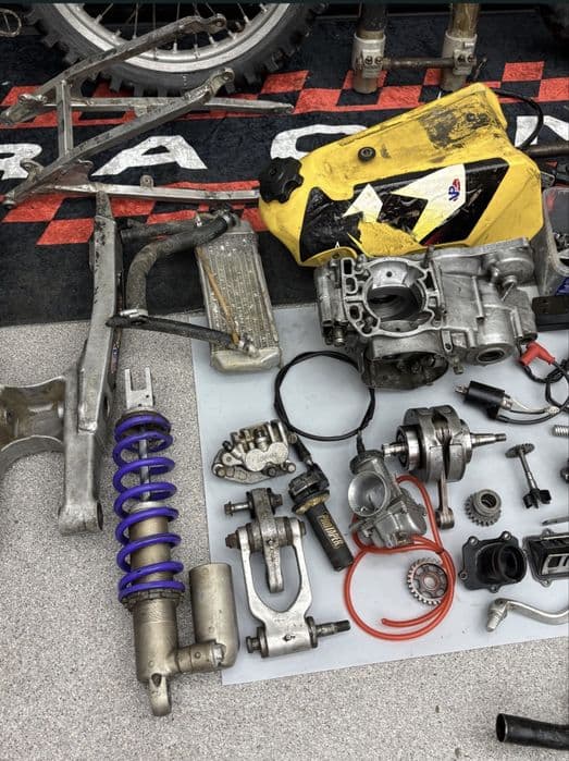 Dawca Części SUZUKI RM250 R 96-00 Cylinder Kartery Silnik Skrzynia Cylinder Głowica Zawór Wydechowy Kartery Dekiel Pół Karter Koło Rama