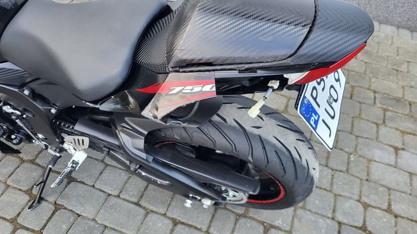 Suzuki GSX-R gsxr 750 po slizgu L1