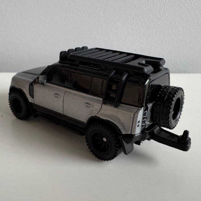 Hot Wheels Premium 1:64 2023 LAND ROVER DEFENDER 110 - LUZ