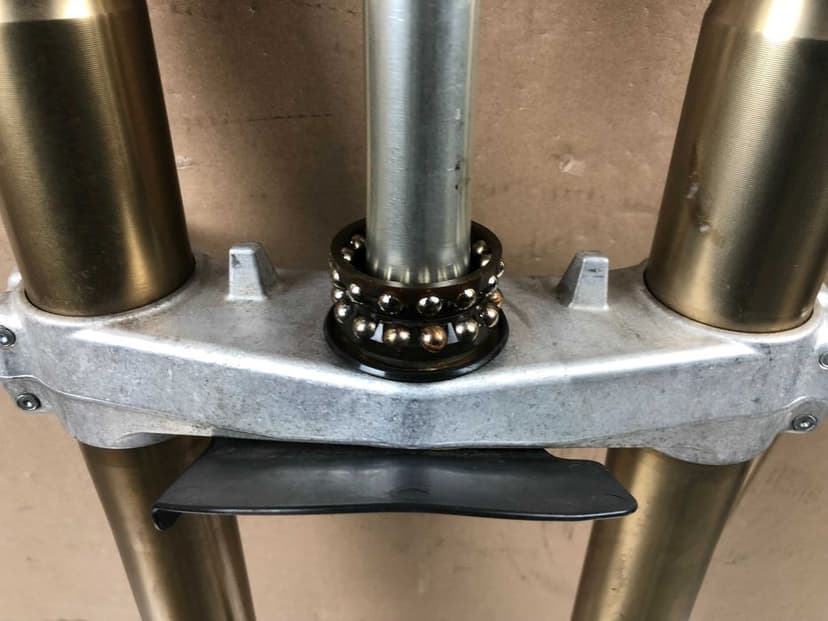 Suzuki GSX-R 600 700 K6 K7 Lagi Laga Lewa Prawa Ośka Półka Dolna 2007