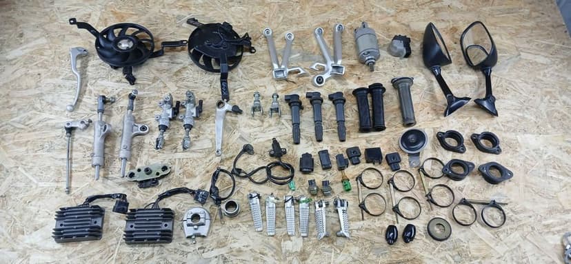 Suzuki GSXR 600 Gsx-r 04-05r tarcza kolektor podnozek wahacz chlodnica