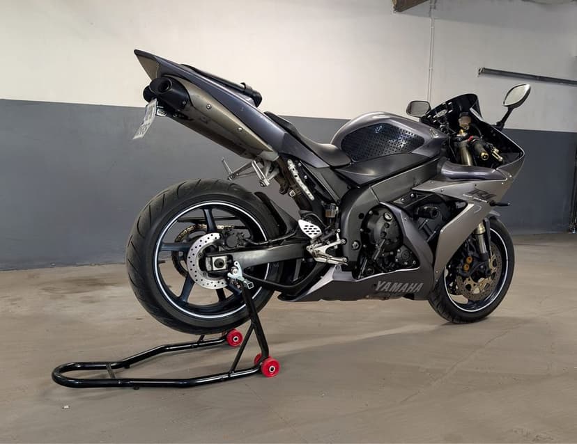 Yamaha R1 rn12 2005r