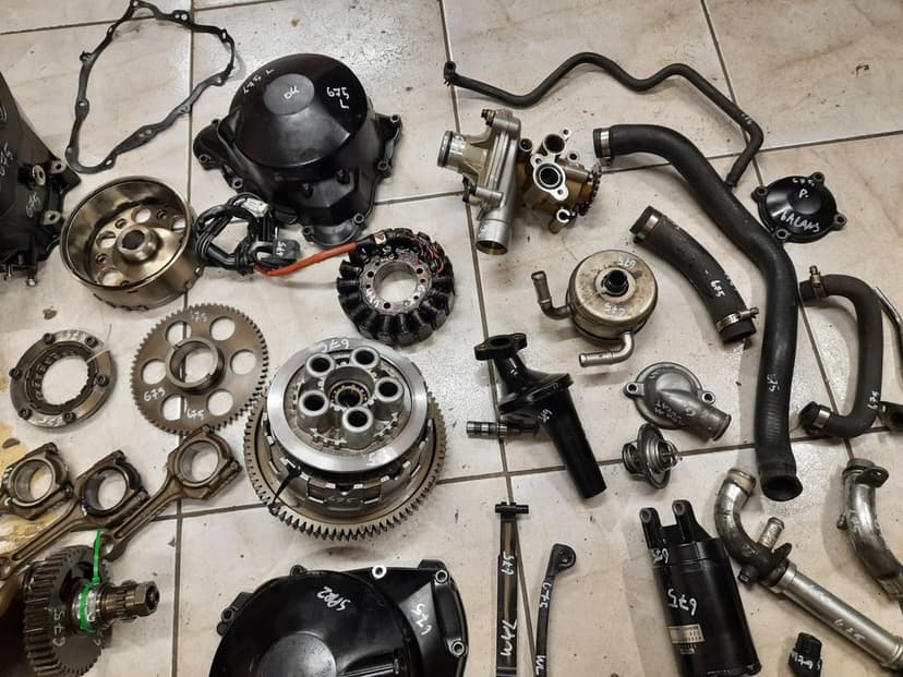Triumph Daytona 675 silnik części głowica wał cylinder skrzynia wałek