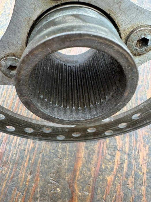 Yamaha YFZ 450 Piasta tyl osi krzyzak tarczy
