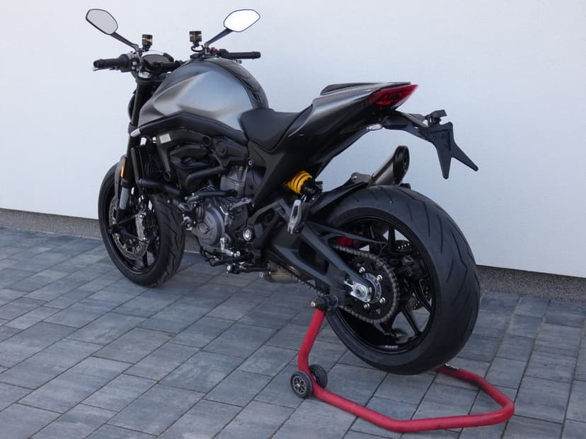Ducati Monster 937 z 2022 roku - bardzo ładny z dodatkami