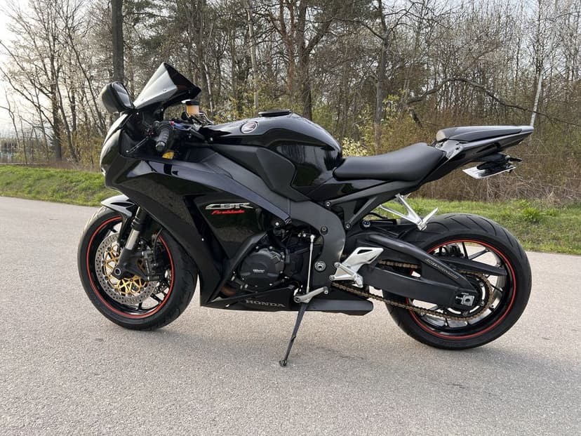 Honda CBR1000rr 2013r (bez ABS) wersja poliftowa, Stan bardzo dobry (nie r1, zx10r, s1000rr, rsv4)