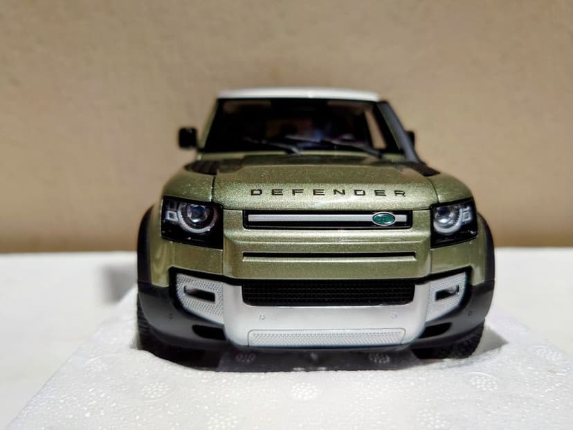 Model Land Rover Defender  1:18