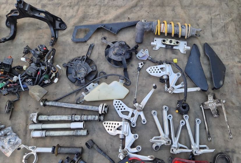 Suzuki GSXR 1000 K4 K5 pompa półka wlot wiązka oś lampa moduł zacisk