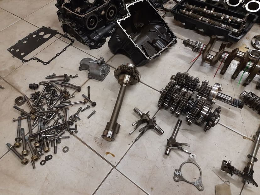 Triumph Daytona 675 silnik części głowica wał cylinder skrzynia wałek