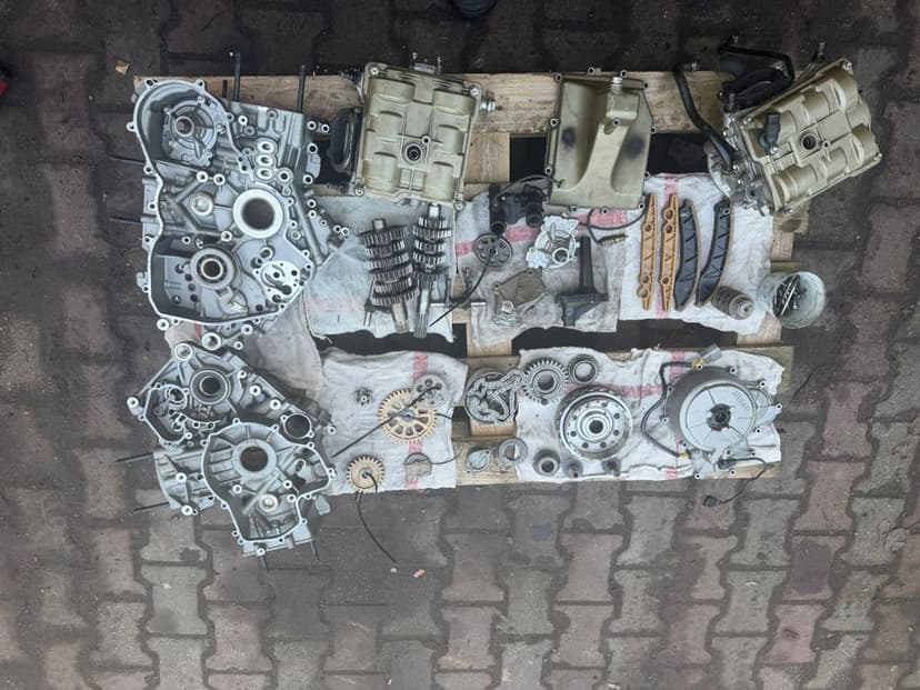 Chłodnica oleju oraz inne części silnika Ducati Panigale 1199s