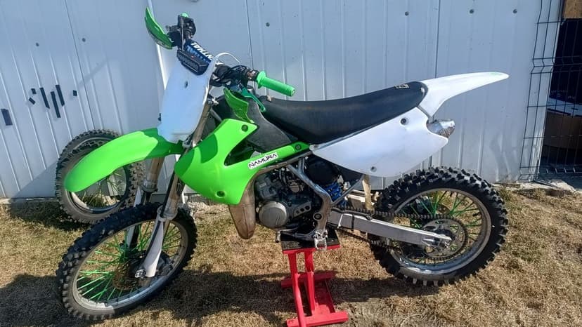 Kawasaki KX80 / KX85 cross 2T 30km – dużo części, stojak