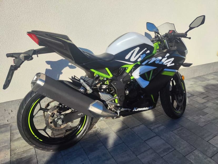 Kawasaki ninja 125 ABS KTM yzf r
