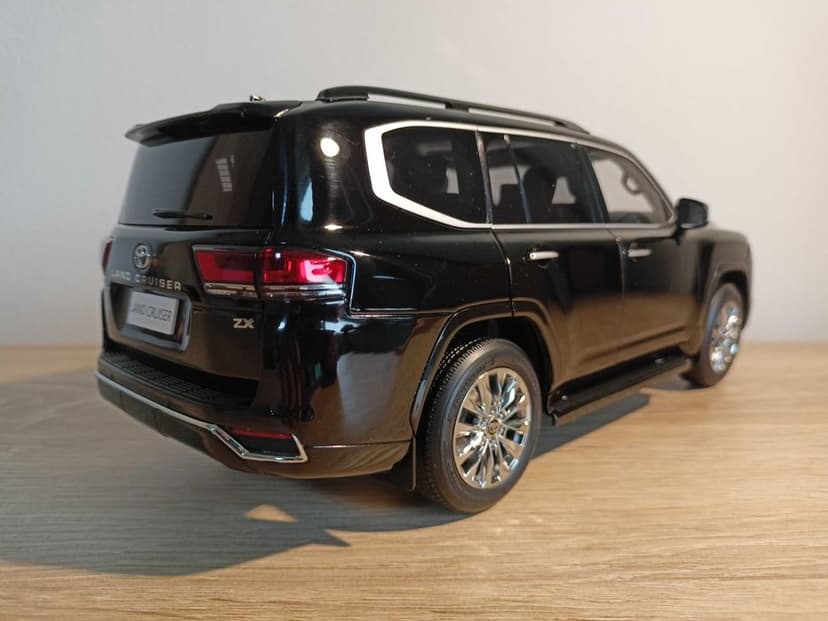 Toyota Land Cruiser LC300 ZX model w skali 1:18 LCD/otwierane elementy