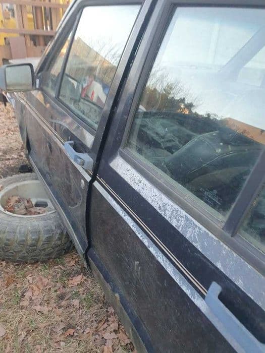 Jeep Cherokee kolor czarny 5 drzwi na części