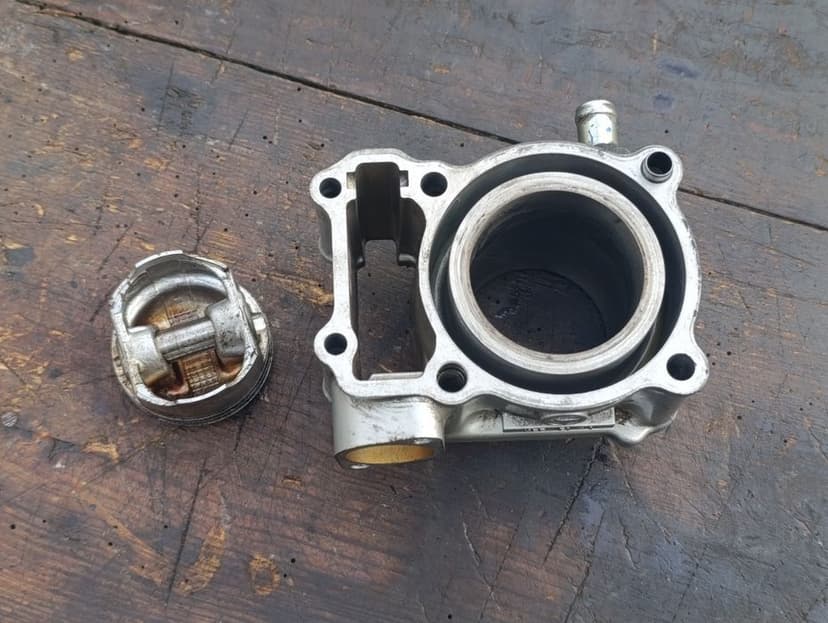 Cylinder Honda CBR 125 jc34 tło któreja silnika silnikowe części C5