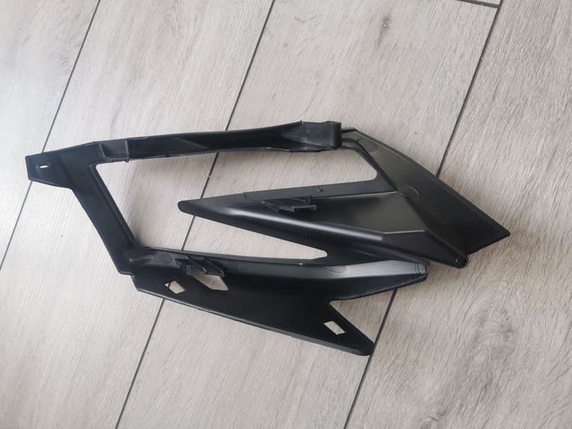 Can am Maverick x3 Osłona owiewka panel obudowa lampy tył ramka prawa