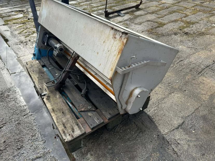 Sprzedam zestaw posypywarke i plug do susuzki samurai/jimni