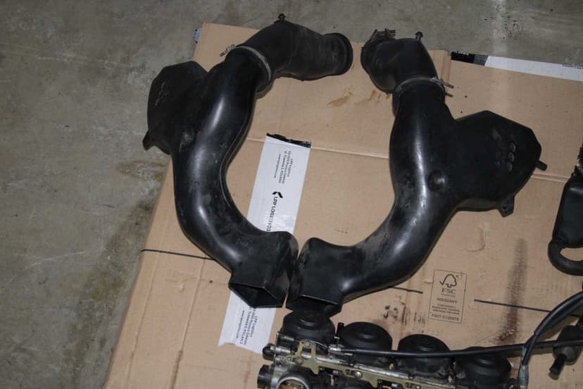 Gaźniki Czujnik Airbox Przepustnice Yamaha R6 RJ03 99-02