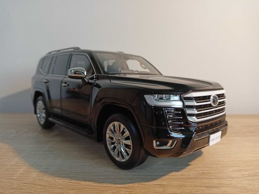 Toyota Land Cruiser LC300 ZX model w skali 1:18 LCD/otwierane elementy