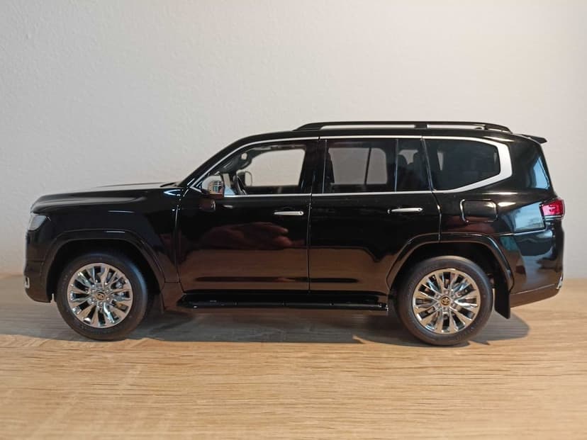 Toyota Land Cruiser LC300 ZX model w skali 1:18 LCD/otwierane elementy