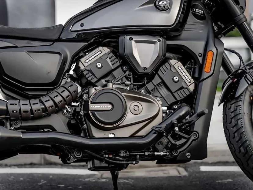 Motocykl Cruiser ,QJMOTOR SRV 600V z silnikiem V4 CHOPPER Rocznik 2026