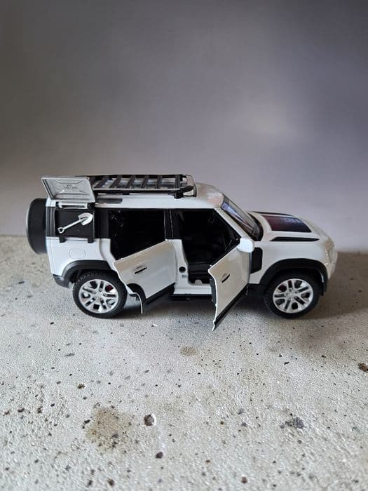 Model Land Rover Defender 110 (Biało-Czarny) Skala 1:24