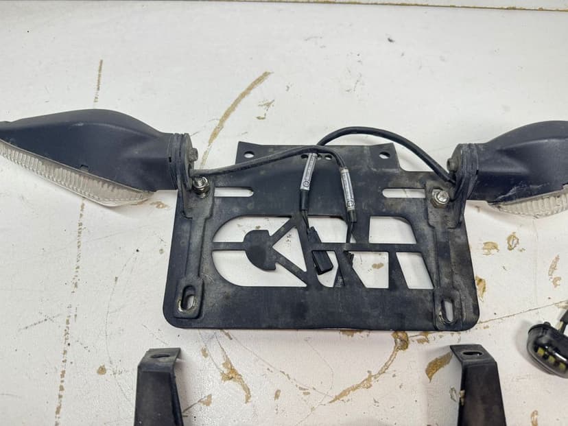 Ducati Monster 821 Mocowanie Tablicy Kierunkowskazy Tył 15 - 17 Stelaż