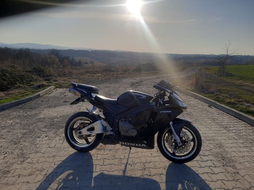Honda cbr 600rr   .