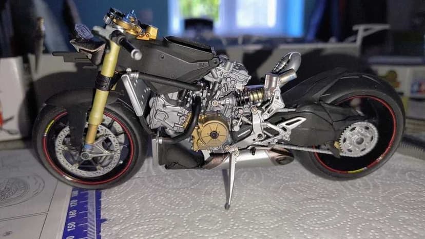 Ducati 1199 Panigale S Tricolore 1:12 Tamiya sklejony