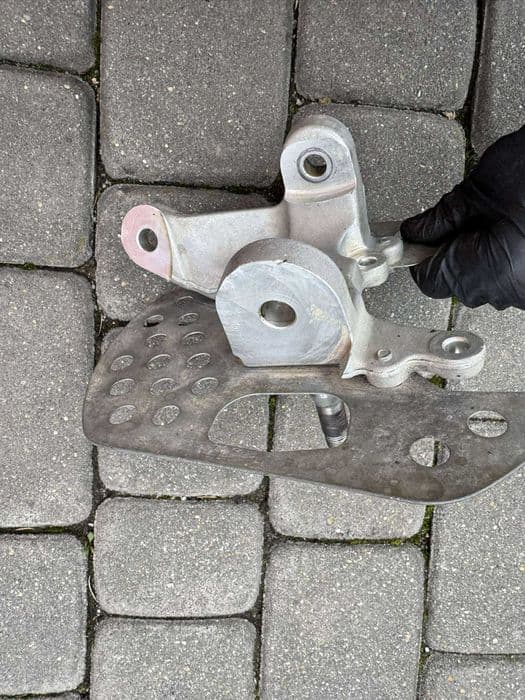 Suzuki LTZ 400 lewa zwrotnica przod OEM 2003-2008