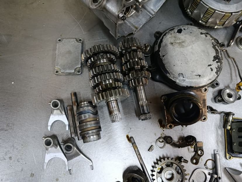 Suzuki RM 125 części silnikowe wał kartery skrzynia koła amortyzator