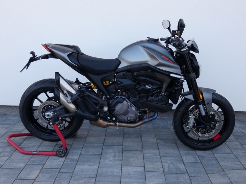 Ducati Monster 937 z 2022 roku - bardzo ładny z dodatkami