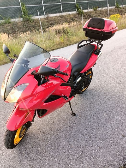 Honda VFR800 V-Tec z małym przebiegiem.