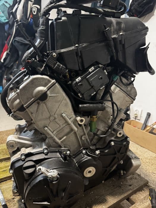 Owiewki silnik  czesci do aprilia tuono 1100 V4
