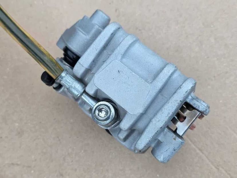 Przód przedni zacisk hamulcowy + przewód Suzuki RM RMZ 125 / 250 / 450