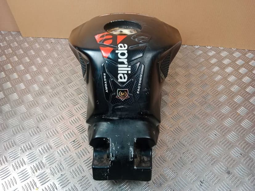 Aprilia RSV 1000 Tuono Zbiornik Paliwa Bak Paliwa 04-10