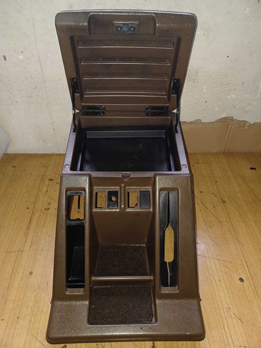 Nissan Patrol Y60 podłokietnik  brązowy