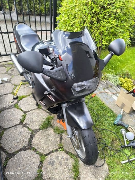 Suzuki GSX-F 750 GR78A – plastiki, lampy, zegary – komplet / cz